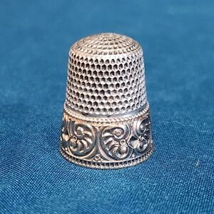 Antique Beautiful Stern Bros Co Gold Silver Thimble “C Scrolls”